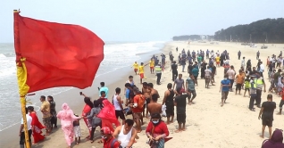 অবশেষে কক্সবাজার সমুদ্রসৈকত বন্ধ ঘোষণা