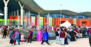 ছুটির দিনে অফারের ছড়াছড়ি বাণিজ্যমেলায় ছুটির দিনে অফারের ছড়াছড়ি বাণিজ্যমেলায়