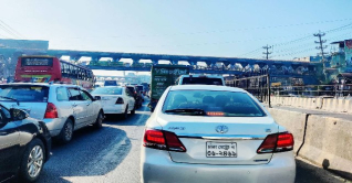 ছুটির দিনে ঢাকা-চট্টগ্রাম মহাসড়কে তীব্র যানজট ছুটির দিনে ঢাকা-চট্টগ্রাম মহাসড়কে তীব্র যানজট