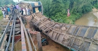 কুলাউড়ায় ব্রিজ ভেঙে ট্রেন খাদে, নিহত ৭