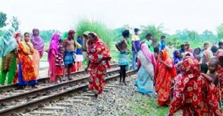 নওগাঁয় ট্রেনের নিচে ঝাঁপ দিয়ে নারীর আত্মহত্যা