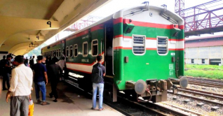 বগি রেখে কমলাপুর স্টেশন ছাড়ল ট্রেন বগি রেখে কমলাপুর স্টেশন ছাড়ল ট্রেন