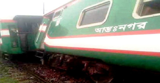 ময়মনসিংহে বগি লাইনচ্যুত, ট্রেন চলাচল বন্ধ