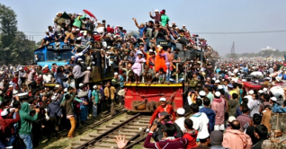 আখেরি মোনাজাতে অংশ নিতে ট্রেনে চড়ে যাত্রা