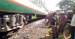 তীব্র গরমে ট্রেনের ব্রেকে আগুন, ১০ যাত্রী আহত তীব্র গরমে ট্রেনের ব্রেকে আগুন, ১০ যাত্রী আহত