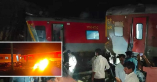 ভারতে দুই ট্রেনের মধ্যে ভয়াবহ সংঘর্ষে আগুন, ১২ বগি লাইনচ্যুত ভারতে দুই ট্রেনের মধ্যে ভয়াবহ সংঘর্ষে আগুন, ১২ বগি লাইনচ্যুত