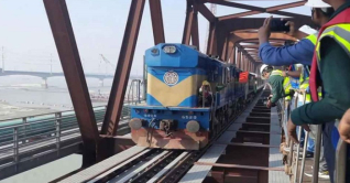 যমুনা রেলসেতু দিয়ে যাত্রীবাহী ট্রেন চলাচল শুরু