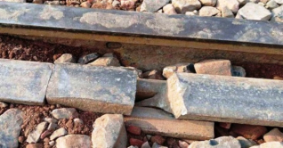 রাজশাহীতে ভাঙা রেললাইন দিয়ে চলছে ট্রেন রাজশাহীতে ভাঙা রেললাইন দিয়ে চলছে ট্রেন