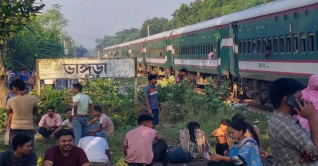 পাঁচ ঘণ্টা পর উত্তরবঙ্গের ট্রেন চলাচল স্বাভাবিক পাঁচ ঘণ্টা পর উত্তরবঙ্গের ট্রেন চলাচল স্বাভাবিক