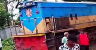 হঠাৎ একই লাইনে মুখোমুখি দুটি ট্রেন, লাফিয়ে পড়লেন যাত্রীরা