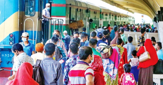 কমলাপুরে বেড়েছে ঘরমুখো মানুষের ভিড়