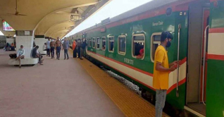 ঈদুল ফিতরের ট্রেনযাত্রা শুরু ঈদুল ফিতরের ট্রেনযাত্রা শুরু