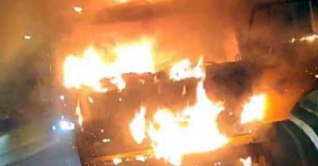 হানিফ ফ্লাইওভারে চলন্ত ট্রাকে আগুন হানিফ ফ্লাইওভারে চলন্ত ট্রাকে আগুন