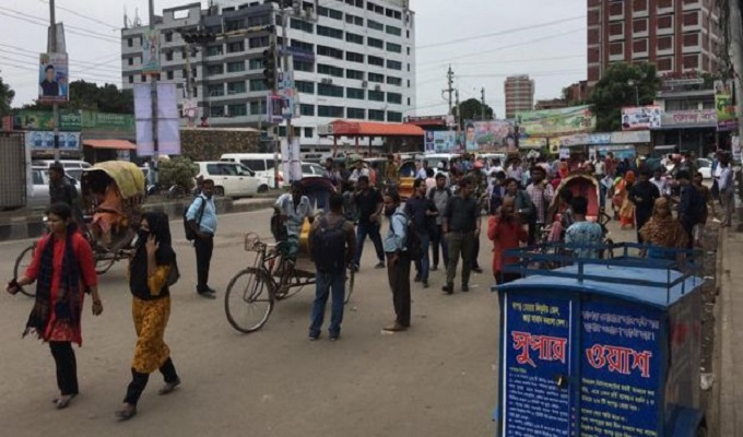 রাজপথে পরিবহণের অভাবে বিপাকে সাধারণ মানুষ।