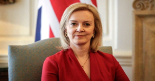 দায়িত্ব নিলেন যুক্তরাজ্যের নতুন প্রধানমন্ত্রী লিজ ট্রাস