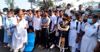 কর্মসূচি দিয়ে সড়ক ছাড়লেন শিক্ষার্থীরা