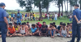 টেকনাফে মালয়েশিয়াগামী ট্রলারডুবি, নারীসহ উদ্ধার ৩৪