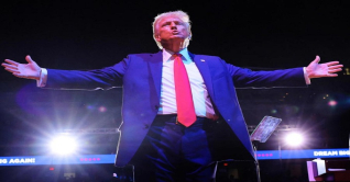 ফ্লোরিডার মঞ্চে বিজয় ভাষণ দিলেন ট্রাম্প ফ্লোরিডার মঞ্চে বিজয় ভাষণ দিলেন ট্রাম্প