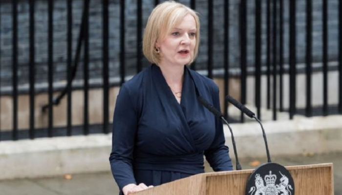 প্রধানমন্ত্রীর দপ্তর ১০ নম্বর ডাউনিং স্ট্রিটের বাইরে দাঁড়িয়ে বক্তৃতা দিচ্ছেন লিজ ট্রাস।  ছবি: সংগৃহীত