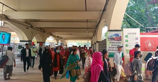 ঈদের ছুটি শেষে ট্রেনে স্বস্তিতে ফিরছেন মানুষ ঈদের ছুটি শেষে ট্রেনে স্বস্তিতে ফিরছেন মানুষ