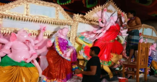 উপকূলের পূজামণ্ডপে চলছে তুলির শেষ আঁচড় 