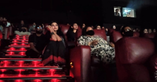 ফ্লোরে বসেই সিনেমা দেখলেন নায়িকা