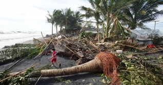 ফিলিপিন্সে টাইফুনের আঘাতে নিহত বেড়ে ১২