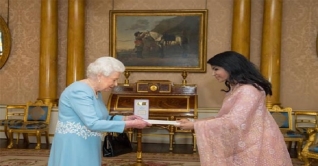 রাণী এলিজাবেথের কাছে পরিচয় পেশ করলেন মুনা