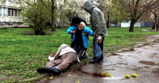 রুটি কিনতে বেরিয়ে বাবার মৃত্যু, থামছেই না মেয়ের কান্না