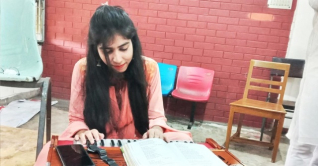 ঈদের ছুটি শেষে ছাত্রী নিবাসে ফেরা হলো না সালমার ঈদের ছুটি শেষে ছাত্রী নিবাসে ফেরা হলো না সালমার