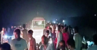 ভারতে ট্রাক্টর ট্রলি পুকুরে পড়ে নারী-শিশুসহ নিহত ২৬