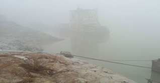 ঘন কুয়াশায় মাঝ পদ্মায় আটকা পড়েছে ৩ ফেরি