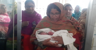 পঞ্চগড় জজ কোর্টের সামনে সন্তান প্রসব পঞ্চগড় জজ কোর্টের সামনে সন্তান প্রসব