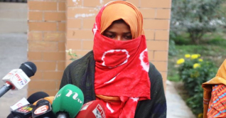 বাবার সাহসে নির্যাতনের প্রতিবাদ জানান ফুলপরি বাবার সাহসে নির্যাতনের প্রতিবাদ জানান ফুলপরি