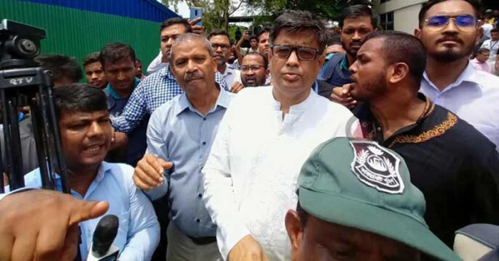 মাইলস্টোনে দুই উপদেষ্টা অবরুদ্ধ, সঙ্গে আছেন প্রেস সচিবও