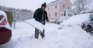 যুক্তরাষ্ট্রে তুষারপাতে মৃত্যু বেড়ে ২৪