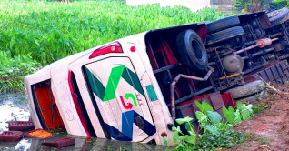 নিয়ন্ত্রণ হারিয়ে বাস খাদে, আহত ১৩ নিয়ন্ত্রণ হারিয়ে বাস খাদে, আহত ১৩