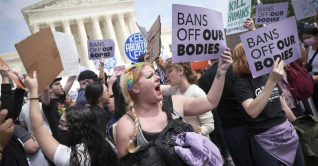 কেড়ে নেওয়া হলো মার্কিন নারীদের গর্ভপাতের অধিকার