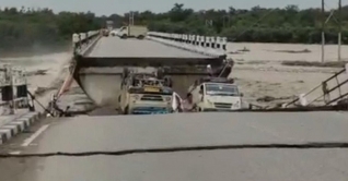 ভয়াবহ দুর্ঘটনা উত্তরাখন্ডে, ব্রিজ ভেঙে নদীতে ভেসে গেল ২ গাড়ি