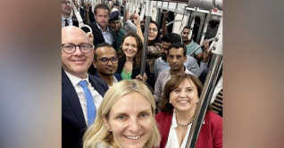 মেট্রোরেলে চড়লেন ইইউ প্রতিনিধি দল