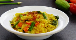 বৃষ্টিমুখর দিনে সবজি খিচুরি বৃষ্টিমুখর দিনে সবজি খিচুরি