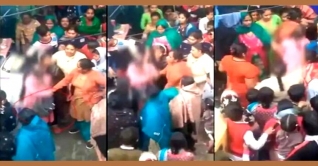 গণধর্ষণের শিকার তরুণীকে জুতার মালা পরিয়ে ঘোরানো হলো