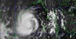 ধেয়ে আসছে আম্পান, সরিয়ে নেয়া হচ্ছে উপকূলীয় লোকদের ধেয়ে আসছে আম্পান, সরিয়ে নেয়া হচ্ছে উপকূলীয় লোকদের