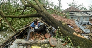 পশ্চিমবঙ্গে আম্পানে ৭২ জনের মৃত্যু