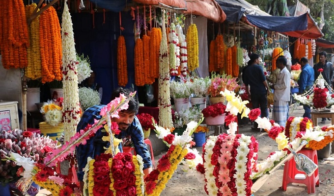 বসন্ত-ভালোবাসায় কুমিল্লায় চাঙ্গা ফুলের বাজার