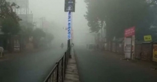 দিনাজপুরে বৃষ্টির মতো ঝরছে ঘনকুয়াশা দিনাজপুরে বৃষ্টির মতো ঝরছে ঘনকুয়াশা