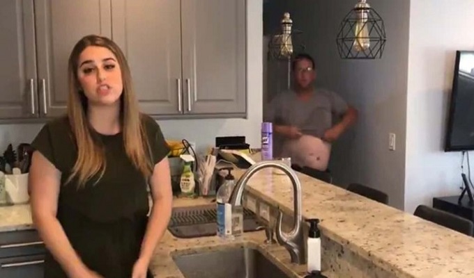 বাড়ি থেকে রিপোর্টিং, বিড়ম্বনায় এক নারী সংবাদিক