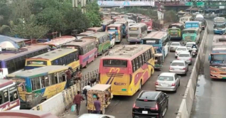 মহাসড়কে বাড়ছে যানবাহনের চাপ, ধীরগতিতে চলছে গাড়ি