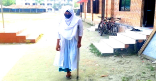 এক পায়ে তিন কিলোমিটার হেঁটে কলেজে যায় ইয়াছমিন  