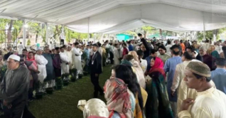 প্রধানমন্ত্রীর সঙ্গে ঈদের শুভেচ্ছা বিনিময় করতে ‘যমুনা’য় জনতার ঢল